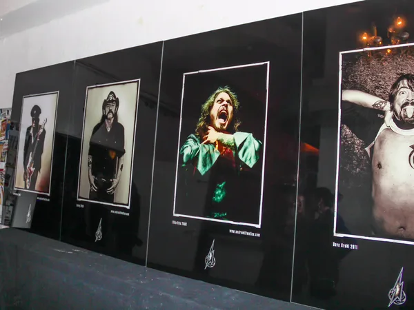 Fotokunst als gerahmte Wandbilder in einer Galerie – Bilderdruck für Ausstellungen, Hamburg
