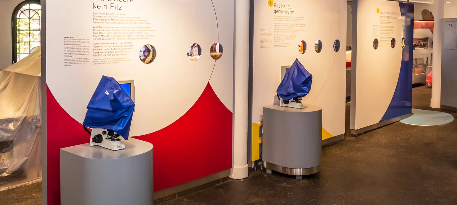 Bedruckte Wände und Exponate auf einem Messe- und Ausstellungsstand in Hamburg – Digitaldruck für Messebau und Events