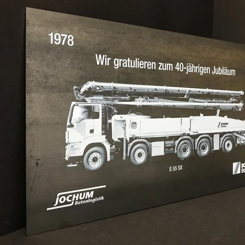 Druck auf Stahlplatten mit Weißdruck – Stahldruck aus Hamburg