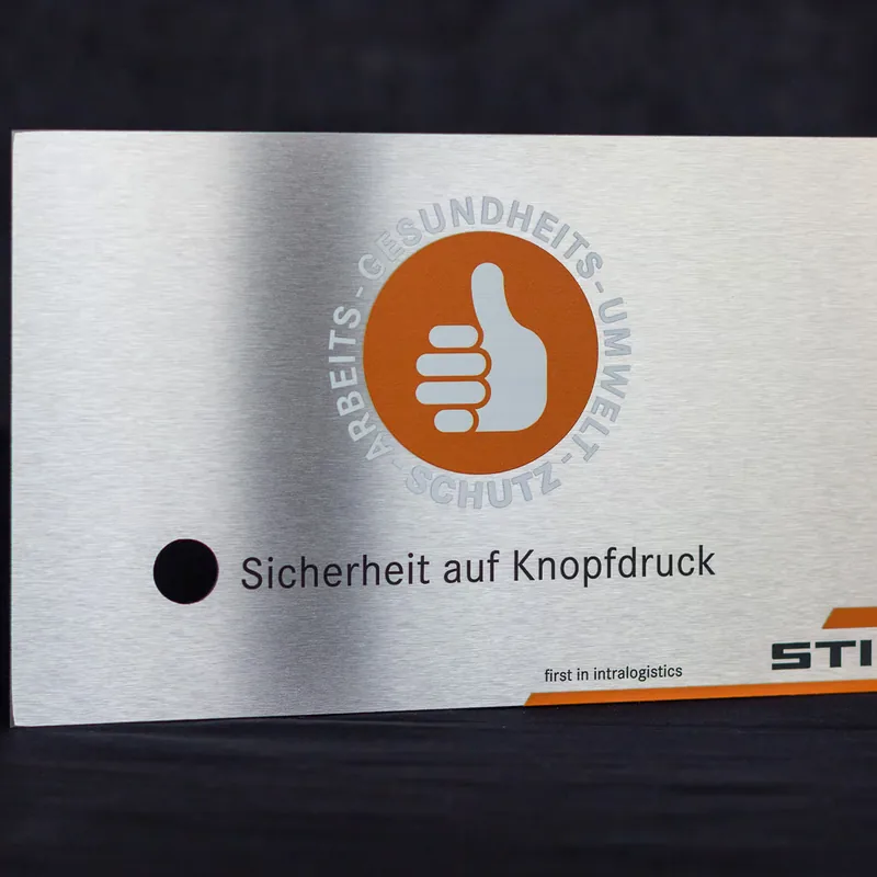 Druck auf gebürstetem Edelstahl mit Weißdruck – Edelstahldruck Hamburg
