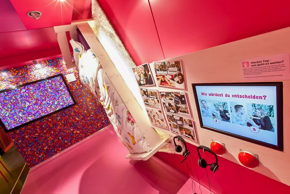 Inszenierter Ausstellungsraum mit bedruckten textilen Flächen und Beschriftung in Hamburg – Digitaldruck für Ausstellungen
